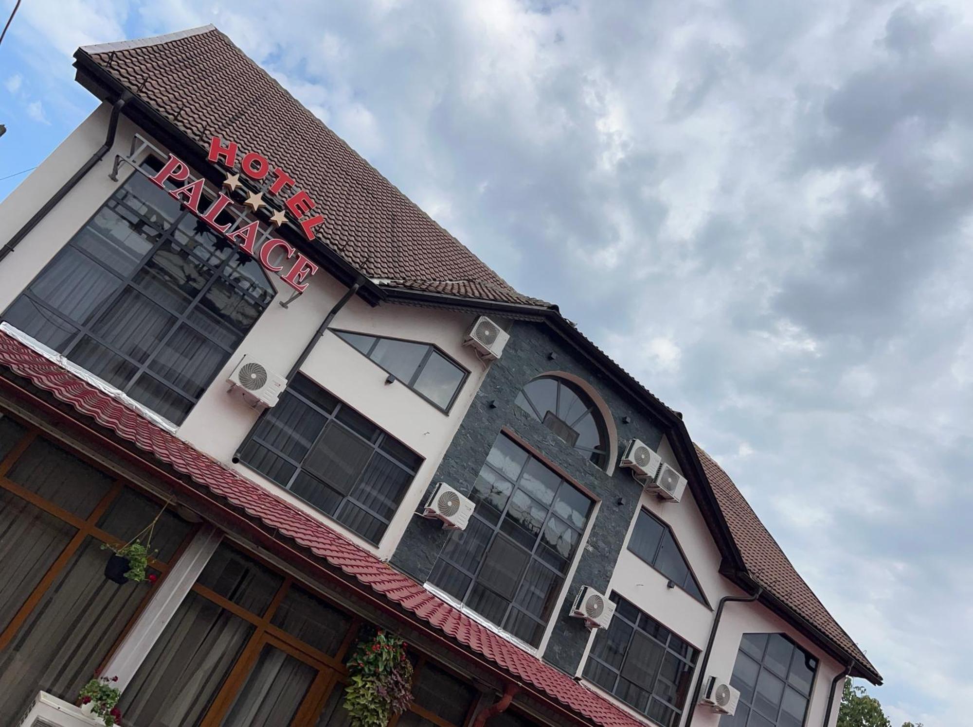 Hotel Palace Târgu Jiu Zewnętrze zdjęcie