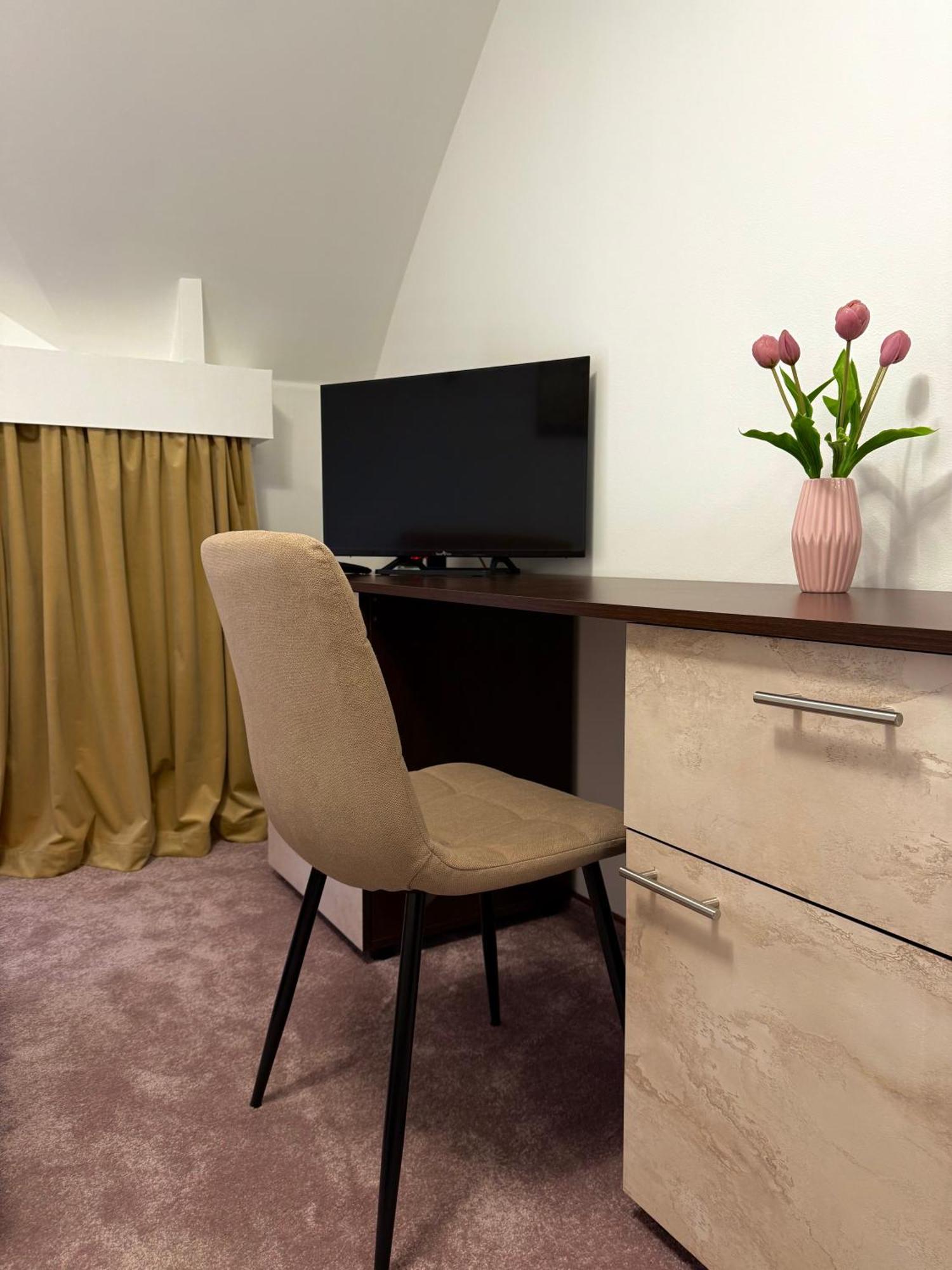 Hotel Palace Târgu Jiu Zewnętrze zdjęcie