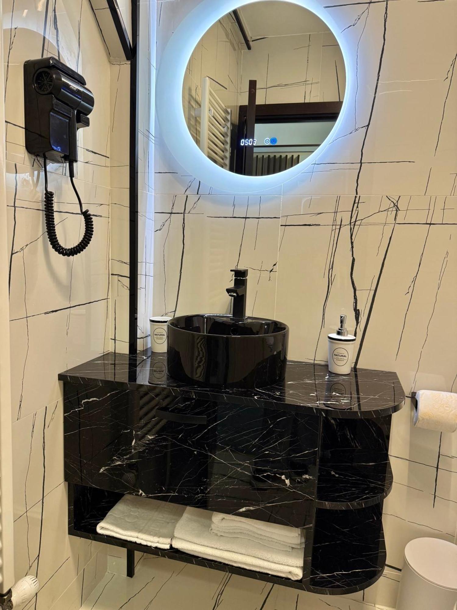 Hotel Palace Târgu Jiu Zewnętrze zdjęcie