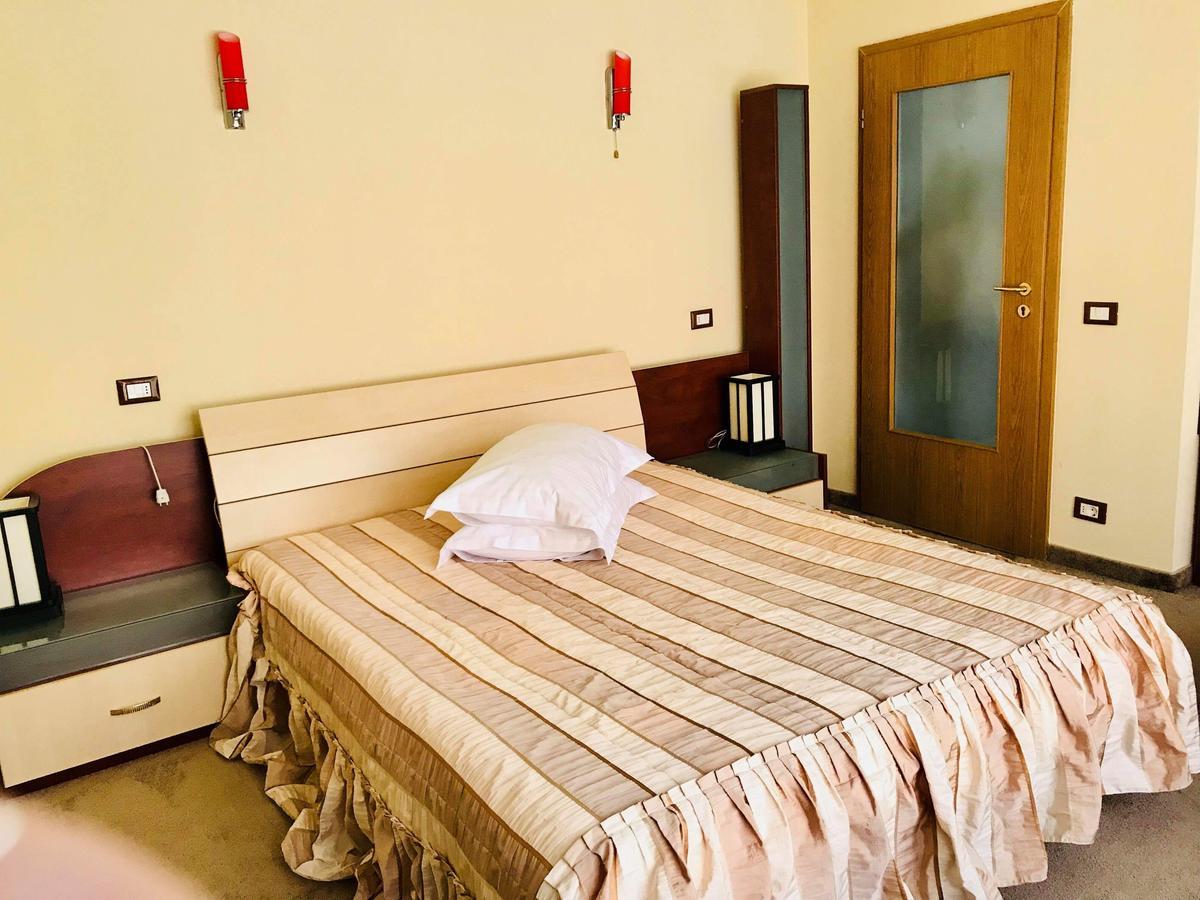 Hotel Palace Târgu Jiu Zewnętrze zdjęcie